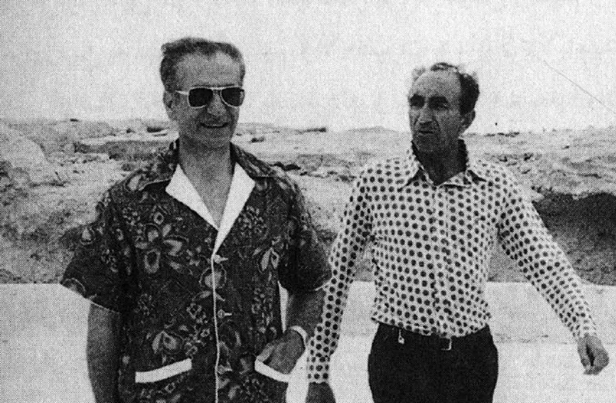 سفر به تاریخ؛ «شاه و اسدالله علم» در مراسم افتتاح کارخانه موتورسازی دیزل تبریز؛ سال 51/ عکس

