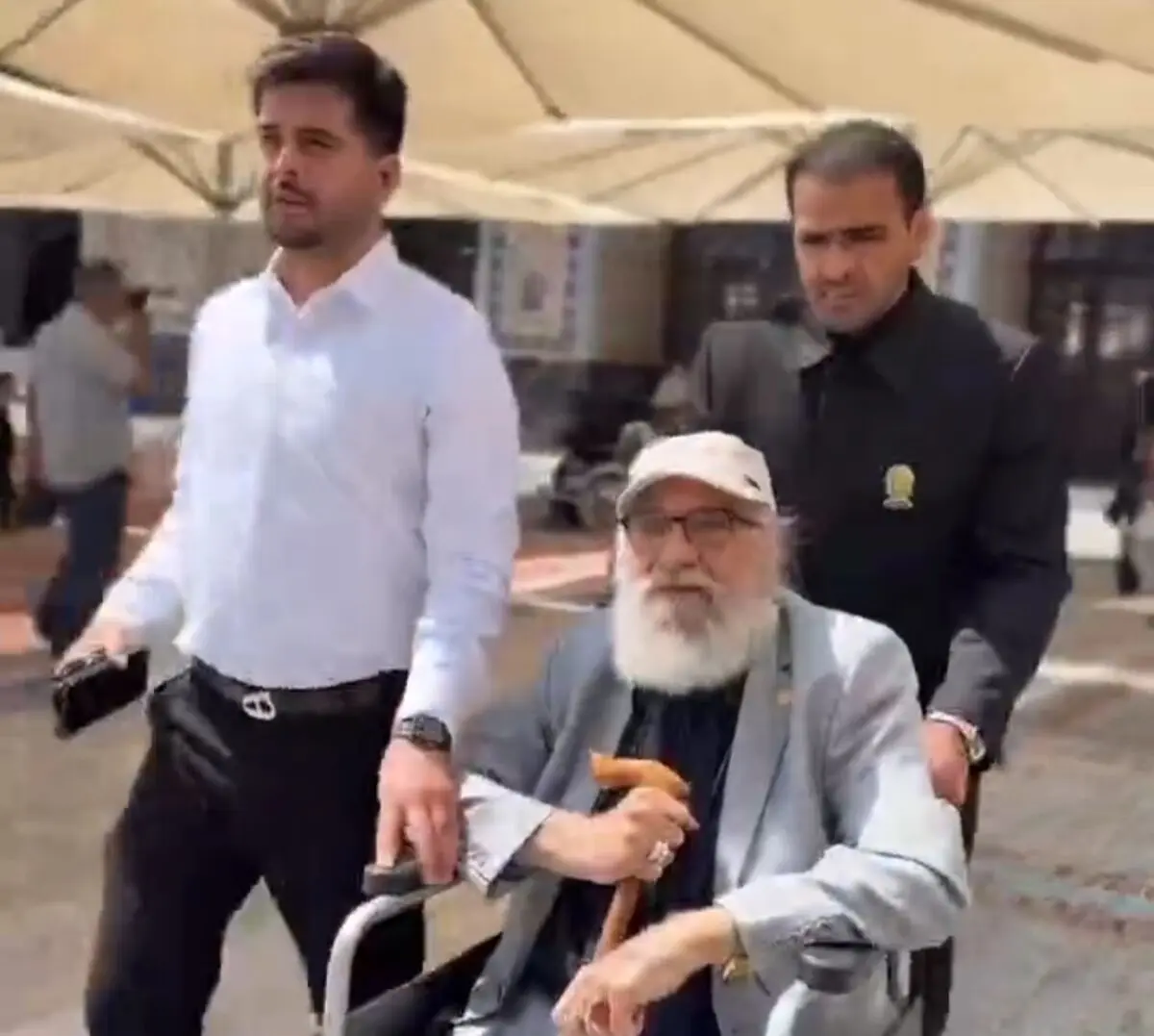 حضور داریوش ارجمند، بازیگر پیشکسوت سینما و تلویزیون، در حرم مطهر امام رضا(ع)