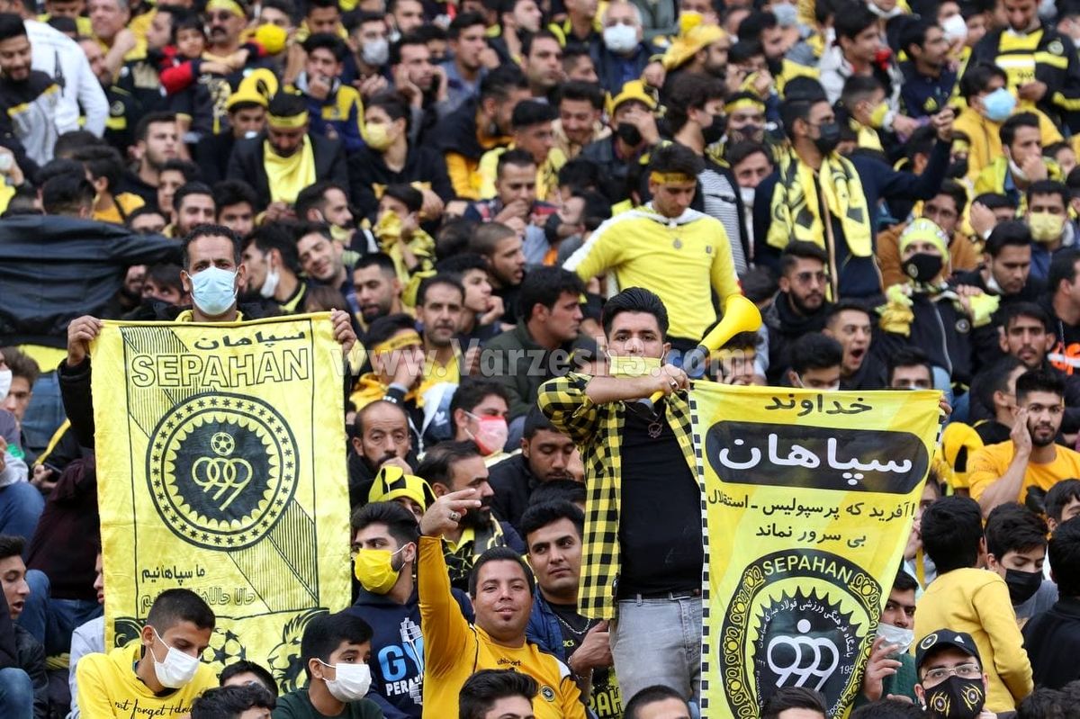 حمایت هواداران سپاهان از حضور زنان در ورزشگاه‌ها/ ویدئو