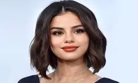 سفر در زمان؛ «سلنا گومز» در قلعه زمستانی زیبای خفته در دیزنی‌لند در کالیفرنیا؛ سال 1388