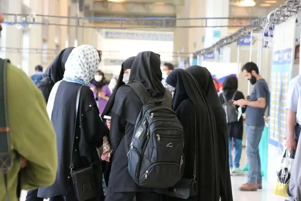 بنرهای نصب شده در شمال و جنوب تهران جلب توجه کرد/ عکس