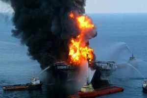 آتش سوزی در یک کشتی اندونزیایی ۱۳ تن را به کام مرگ فرستاد