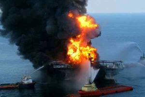 آتش سوزی در یک کشتی اندونزیایی ۱۳ تن را به کام مرگ فرستاد