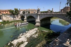 خشکسالی در ایتالیا، یک پل باستانی 2000 ساله را از زیر آب بیرون آورد


