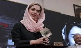 لحظه جایزه گرفتن تینا پاکروان برای سریال خاتون/ ویدئو