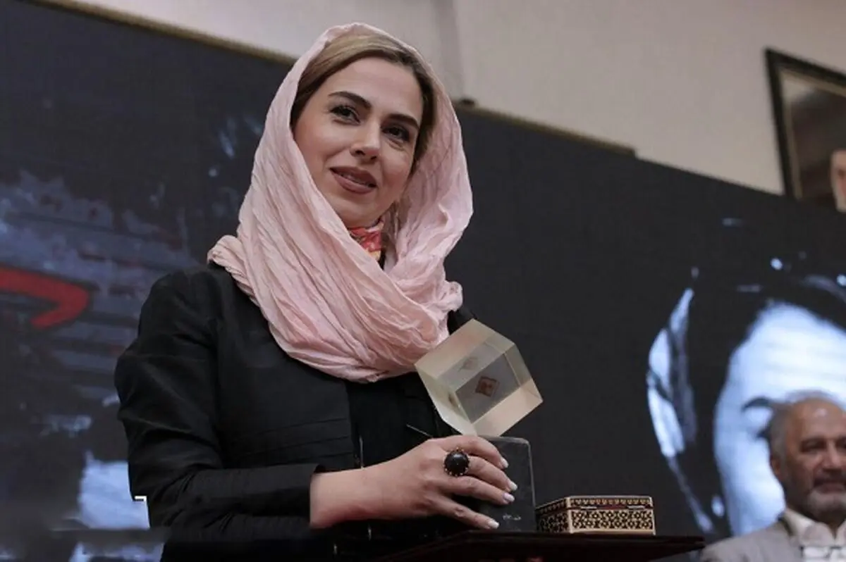 لحظه جایزه گرفتن تینا پاکروان برای سریال خاتون/ ویدئو