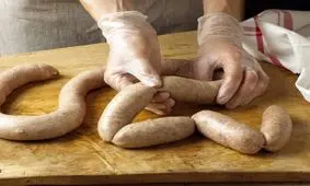 چگونه یک سوسیس خوشمزه در منزل بسازیم؟