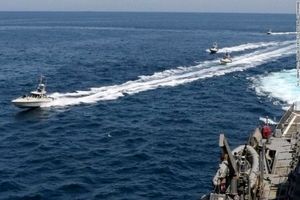 برخورد «پرتنش» قایق‌ های سپاه و دو کشتی آمریکایی در خلیج فارس/ ویدئو