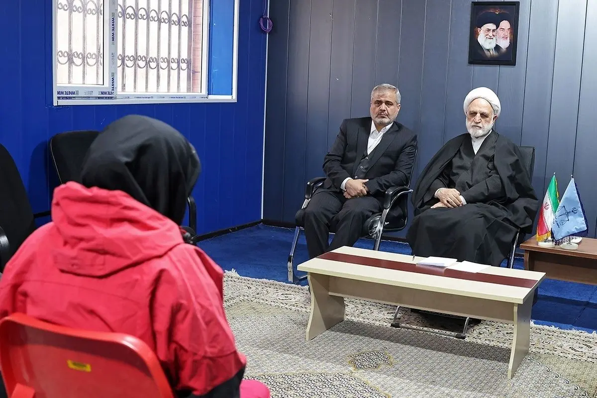 بر اساس بخشنامه سازمان زندان‌ها الزام زنان به استفاده از چادر ممنوع است

