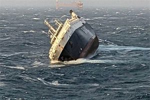 تصاویر رویترز از کشتی حادثه دیده اماراتی در سواحل ایران