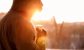 چرا وقتی قهوه کمتر می‌خوریم، خواب هایمان واقعی تر می‌شوند؟