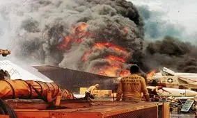 حادثه در ناو هواپیمابر آمریکایی که 21 جنگنده و 134 نفر را پودر کرد! / ویدئو