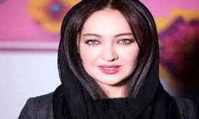 سفر در زمان؛ «نیکی کریمی» 27 ساله در حال دریافت جایزه از دست «جمیله شیخی» 