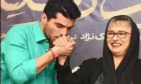 بوسه سینا مهراد بر دستان آزیتا حاجیان در اکران مردمی سریال «از یاد رفته»/ ویدئو