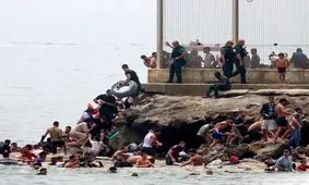 بحران در اسپانیا به خاطر سیل پناهجویان از مراکش؛ ورود ارتش/ ویدئوهایی از ورود عجیب هزاران مهاجر