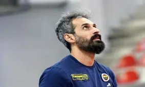 تلاش بازیکنان تیم حریفِ شهداب یزد برای گرفتن عکس یادگاری با سعید معروف/ ویدئو

