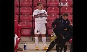 ببینید/ عجیب‌ترین شیوه لباس پوشیدن یک فوتبالیست در کنار زمین!