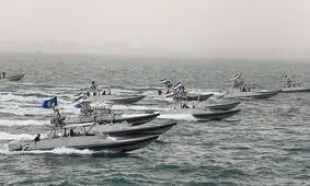 دور شدن ۱۸۰ مایلی ناوهواپیمابر آمریکایی از شناور سپاه/ سرعت شناورهای تندروی سپاه به ۹۰ تا ۱۱۰ گره دریایی رسید

