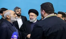 حاشیه‌های نشست رئیسی با اهالی رسانه؛ شریعتمداری شعر سعدی را اشتباه خواند!

