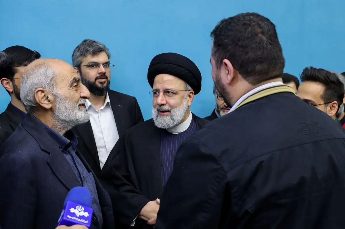 حاشیه‌های نشست رئیسی با اهالی رسانه؛ شریعتمداری شعر سعدی را اشتباه خواند!

