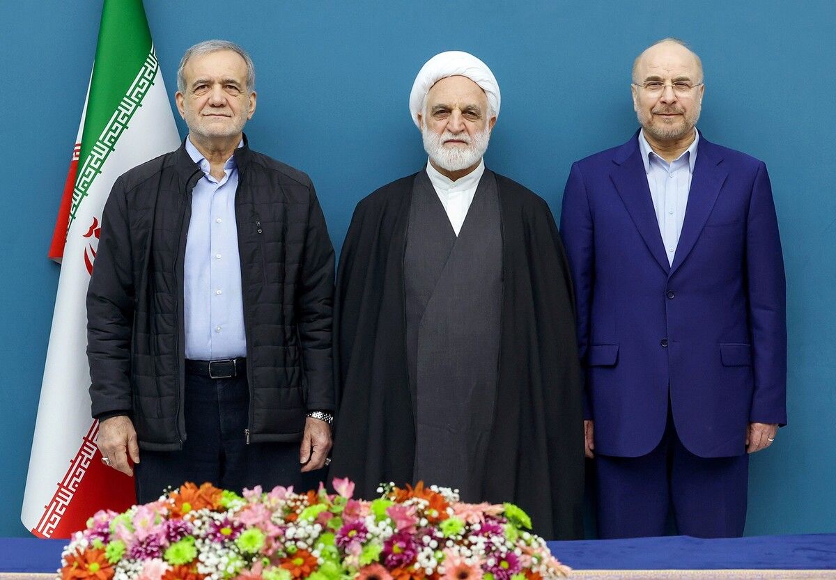 اعتراض روزنامه اصولگرا به سران قوا؛ جلوی دوربین عکس میگیرید، اما در رسانهها به همدیگر طعنه میزنید