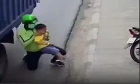 نجات معجزه‌آسای کودک از له شدن زیر کامیون با حرکت سریع یک مرد/ ویدئو