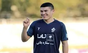 افطار هافبک ازبکستانی تیم فوتبال پیکان در زمین چمن/ ویدئو

