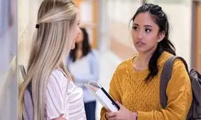 ۷ رفتار رایج کسانی که نمی‌توانند با کسی صمیمی شوند

