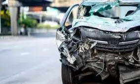 سقوط هولناک یک خودرو از پله‌های شهری/ ویدئو