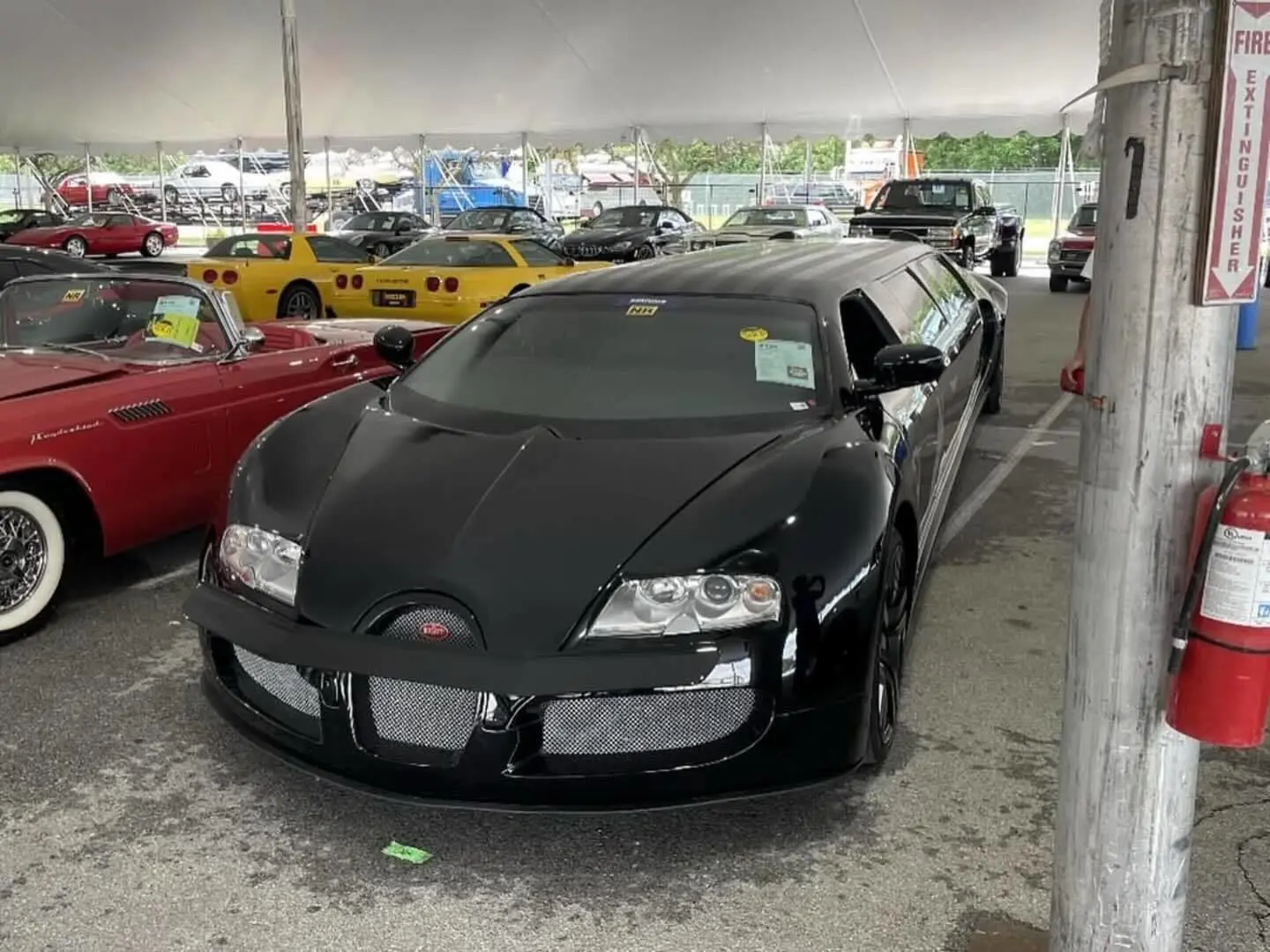 نمای جانبی لیموزین کشیده بوگاتی وی‌لانگ با درهای باز شده به سبک بال‌چایچی و طراحی الهام گرفته از بوگاتی ویرون.