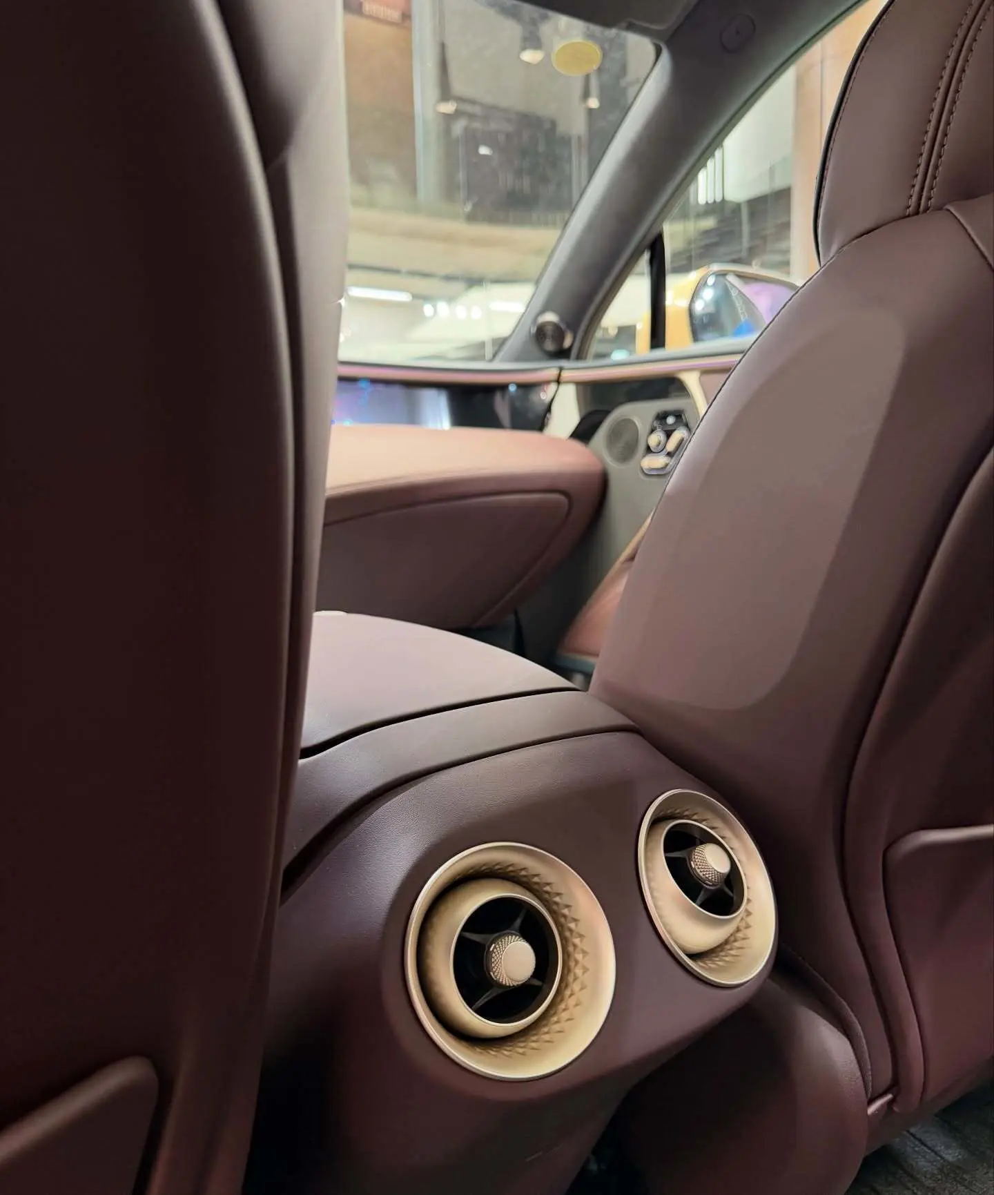 نمای ظاهری خودروی شاسی‌بلند الکتریکی آواتار ۱۱ الترا (AVATR 11 Ultra) به رنگ مشکی با رینگ‌های ۲۱ اینچی و باله عقب فعال.