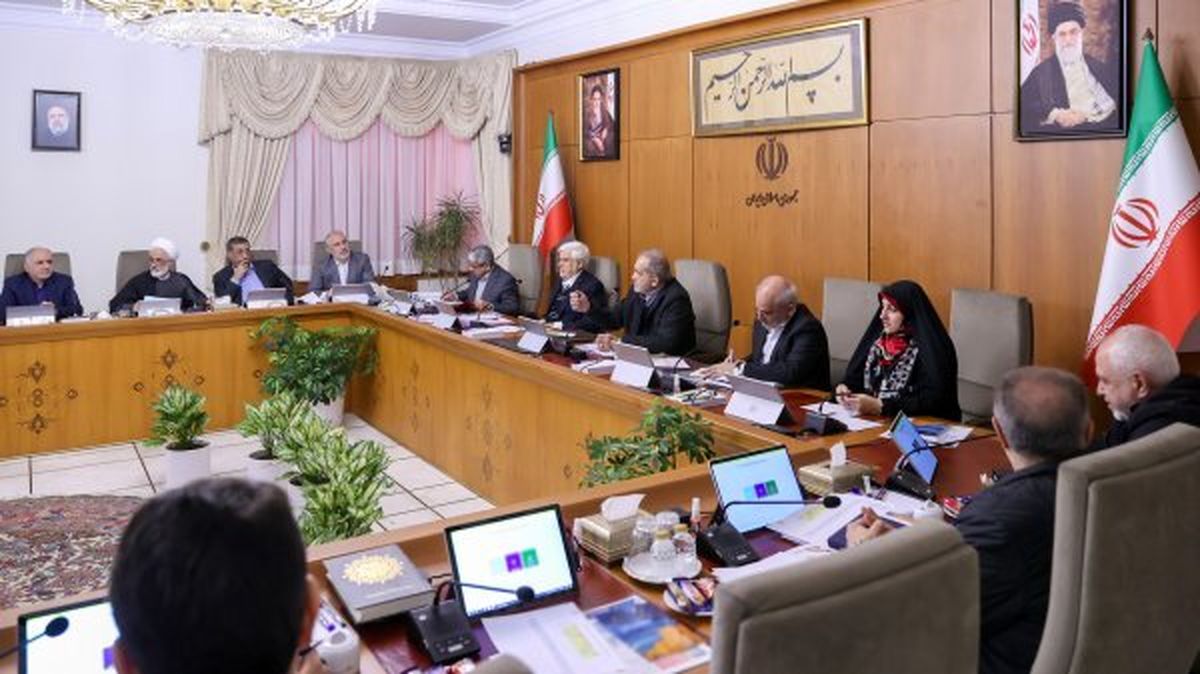 تأکید پزشکیان بر تسریع در شناسایی مبادی خروج فرآوردههای نفتی از مسیر توزیع قانونی