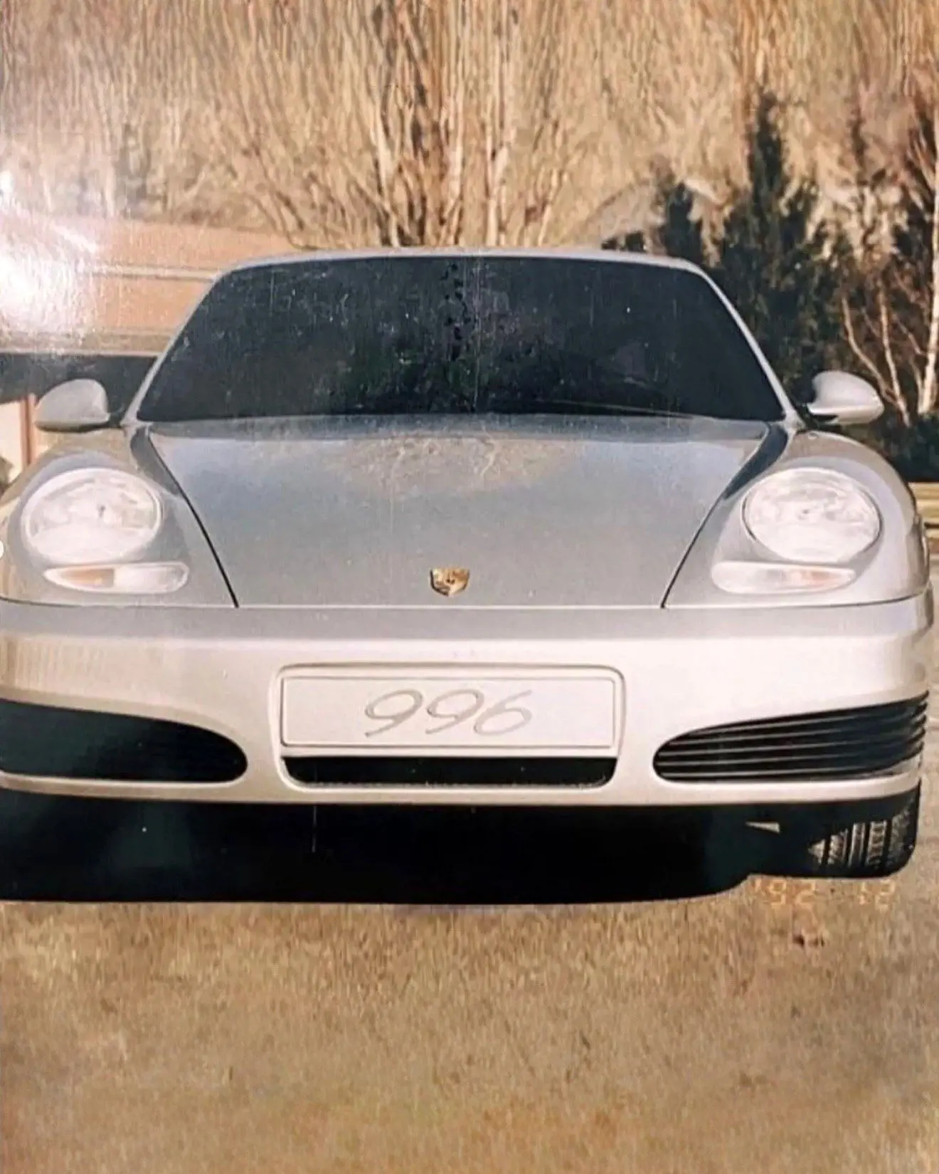 تصویری از طرح‌های پیشنهادی شرکت طراحی برتونه برای خودروهای اسپرت پورشه ۹۱۱ (کد ۹۹۶) و پورشه باکستر (کد ۹۸۶) مربوط به سال ۱۹۹۲؛ این طرح‌ها نمایانگر تلاش پورشه برای صرفه‌جویی در هزینه‌ها از طریق اشتراک‌گذاری قطعات بین دو مدل در دوران بحران مالی هستند.