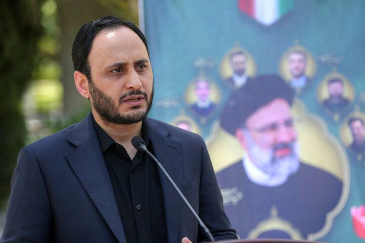 بخش اعظمی از بدن شهید رئیسی در حرم رضوی دفن شد، اما بخشی در همان منطقه مانده/ شهید رئیسی چهرهای بود که کسی نمیتوانست او را از مردم جدا کند/ ذهن او درگیر تمسخر و توهینها نبود