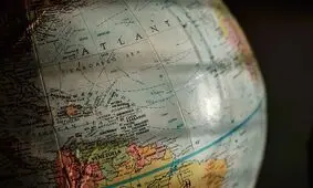 چرا وزن انسان روی خط استوا کمتر می‌شود؟