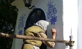 هنر خیابانی؛ آثار چشم‌نواز «پیرزن ۹۰ ساله» بر روی دیوارهای روستا