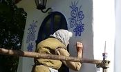 هنر خیابانی؛ آثار چشم‌نواز «پیرزن ۹۰ ساله» بر روی دیوارهای روستا