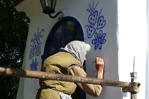 هنر خیابانی؛ آثار چشم‌نواز «پیرزن ۹۰ ساله» بر روی دیوارهای روستا