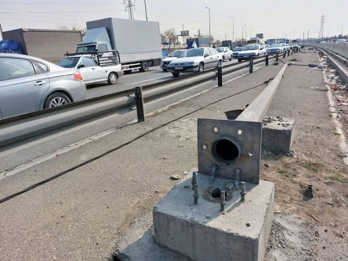 سقوط ۵ تیر چراغ برق در بزرگراه آزادگان