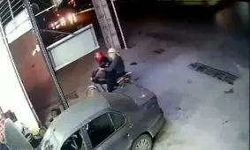 لحظه شلیک با اسلحه وینچستر در مغازه تعویض روغنی/ ویدئو