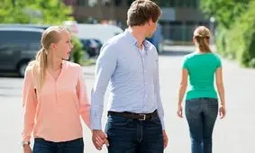 با چشم‌چرانی مردان چگونه برخورد کنیم؟