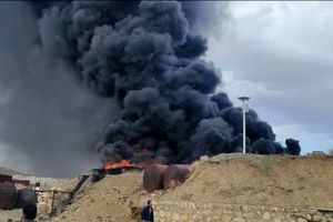 آتش سوزی در کارخانه آسفالت شهرداری الیگودرز/ ویدئو