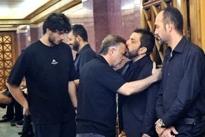 حضور بازیگر معروفِ سریال داریوش در ختم هادی جمشیدی‌ فر/ ویدئو