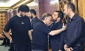 حضور بازیگر معروفِ سریال داریوش در ختم هادی جمشیدی‌ فر/ ویدئو