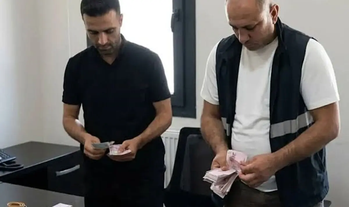 لحظه بازداشت گدای ایرانی در ترکیه با بیش از 60 هزار لیر پول نقد/ ویدئو