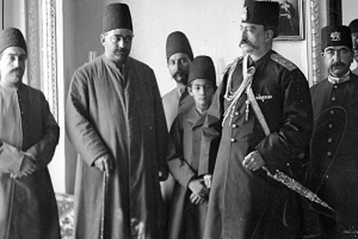 سفر به ایران قدیم؛ ناصرالدین شاه و درباریان در یک جشن در کنار میزهای میوه و شیرینی 