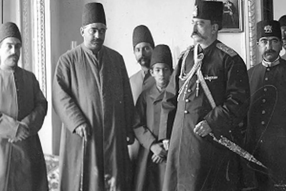 سفر به ایران قدیم؛ ناصرالدین شاه و درباریان در یک جشن در کنار میزهای میوه و شیرینی 