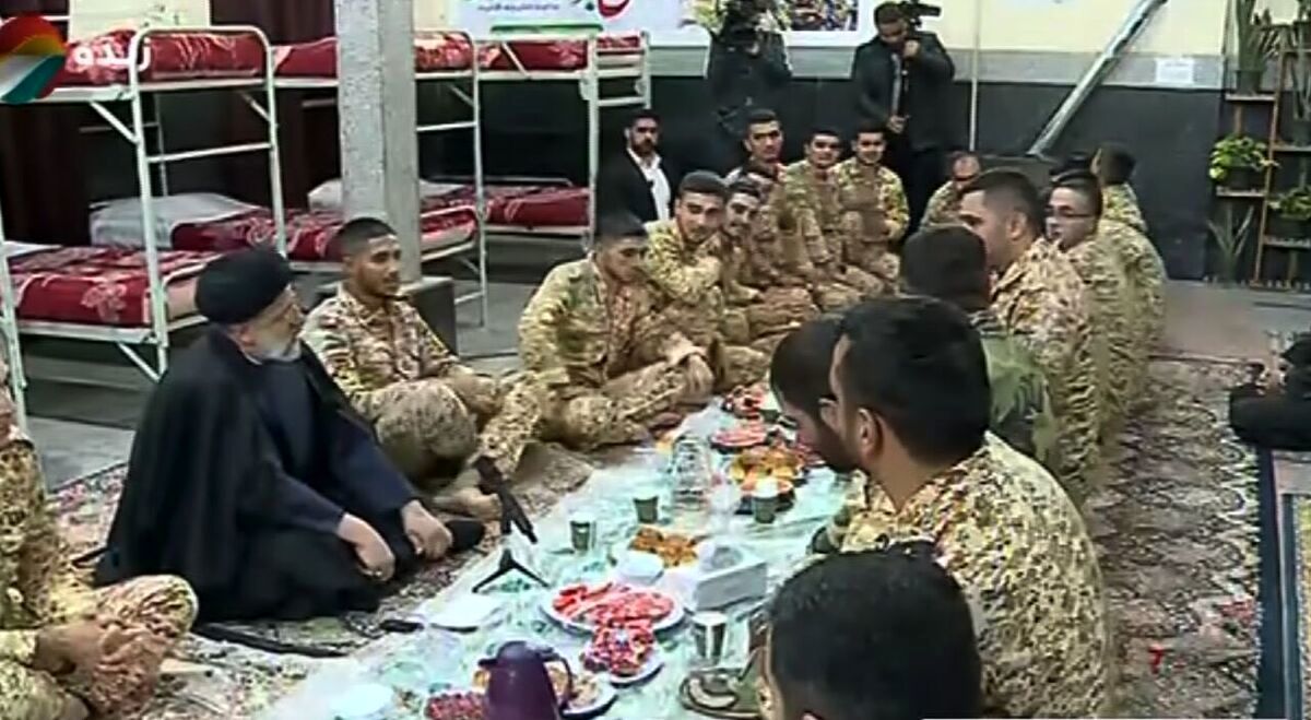 شب یلدای رییسی در کنار سربازان/ ویدئو