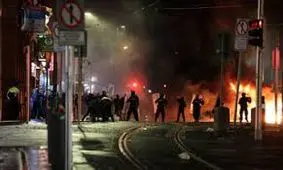 درگیری‌های خشونت‌آمیز بین پلیس و معترضان علیه مهاجران در دوبلین، پایتخت ایرلند/ ویدئو