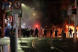 درگیریهای خشونتآمیز بین پلیس و معترضان علیه مهاجران در دوبلین، پایتخت ایرلند/ ویدئو